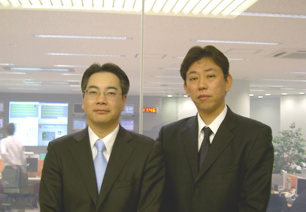 一拠点から全国の監視を集中管理できる「エージェントレス方式」、ユーザーが独自設定のコマンドを実行できる「カスタマイズ監視」、高品質＆低価格の遠隔監視サービスを提供可能に